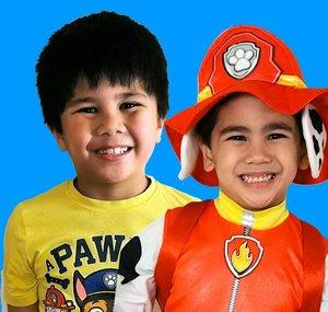 Troy e Izaak en español