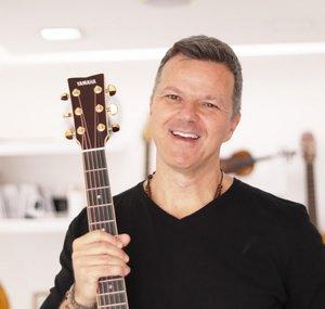 Heitor Castro (Aula de violão e Piano)