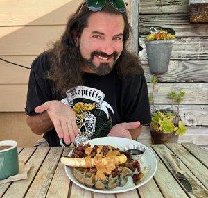 Dāv Kaufman Eats the World