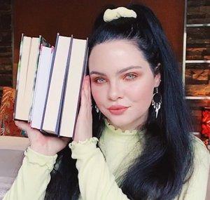Nicole & Her Books