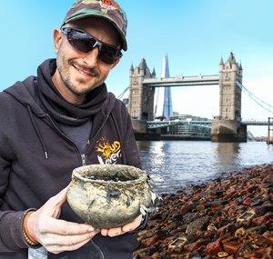 Si-finds Thames Mudlark