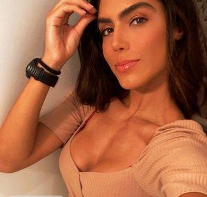 Suzi Flores