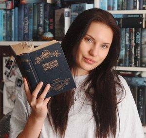 thatweirdbookgirl (Isabel)