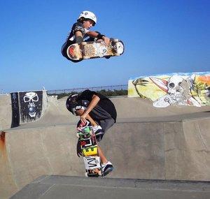 Skateboarding Twins Nic & Tristan Puehse