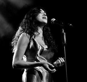 Laura sings official