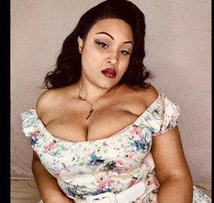 Pinup Savi Monroe