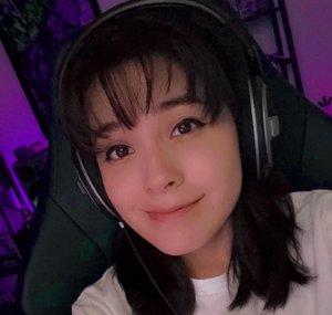 Alyx Reacts