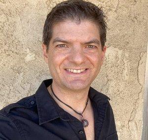 Chris Lilly | Flow Your Mojo I Intuitive Writer