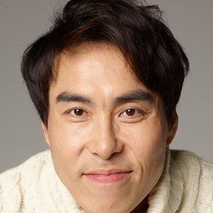Min Moo-je
